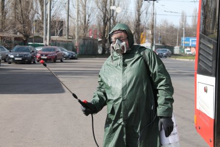 Вирусам вход воспрещен: как дезинфицируют одесские троллейбусы (фоторепортаж)