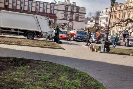 Коммунальщики навели порядок в городских парках и скверах (фото)