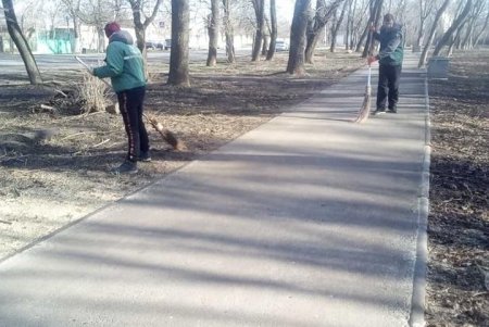 Коммунальщики навели порядок в городских парках и скверах (фото)