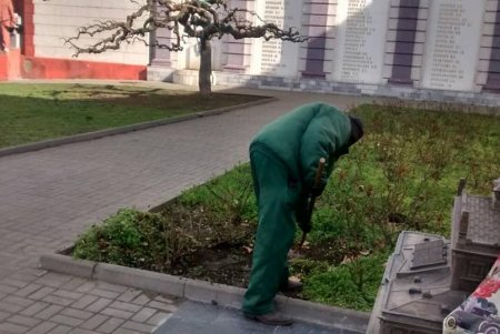 Коммунальщики навели порядок в городских парках и скверах (фото)