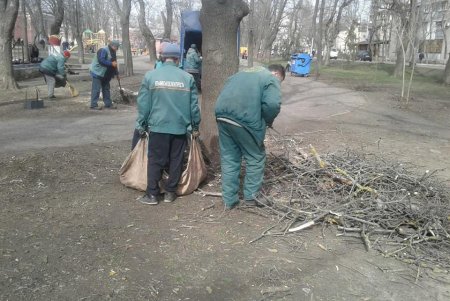 Коммунальщики навели порядок в городских парках и скверах (фото)