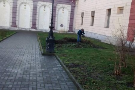 Коммунальщики навели порядок в городских парках и скверах (фото)