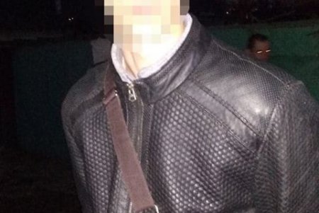 Дилер пытался избавиться от наркотиков на глазах у одесских патрульных (фото)