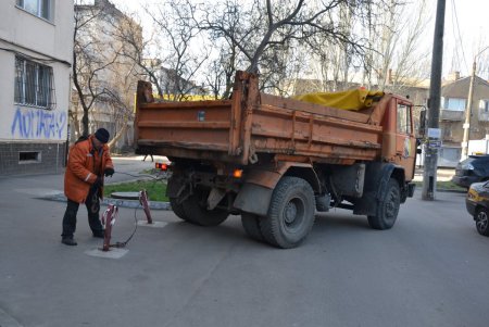 На улицах города демонтировали незаконно установленные ограничители для движения авто (фото)