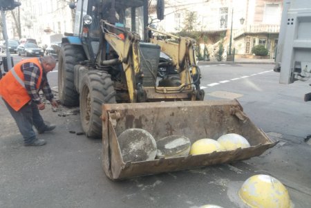 На улицах города демонтировали незаконно установленные ограничители для движения авто (фото)