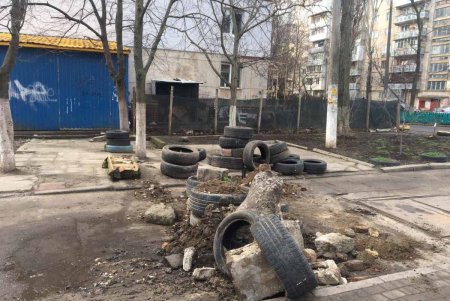 На улицах города демонтировали незаконно установленные ограничители для движения авто (фото)