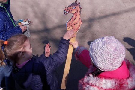 «Для милых дам»: в зоопарке прошел весенний праздник с конкурсами, играми и подарками (фото)