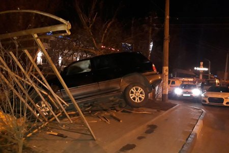 «Лексус» снес остановку и часть забора в Совиньоне (фото)