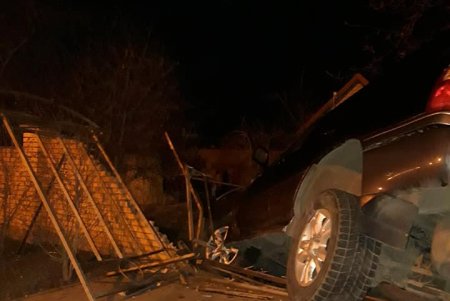 «Лексус» снес остановку и часть забора в Совиньоне (фото)