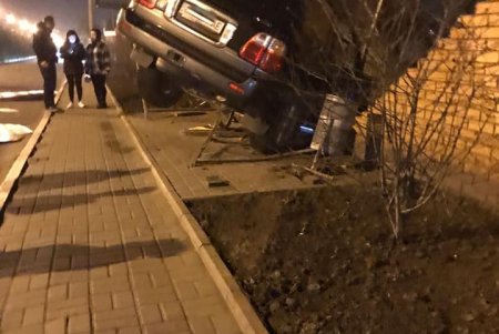 «Лексус» снес остановку и часть забора в Совиньоне (фото)