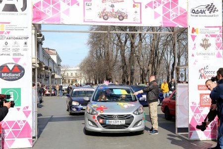 По улицам города на десятках авто: женское авторалли «Одесса-мама» (фоторепортаж)