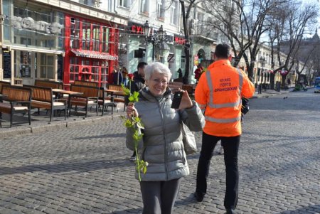 Праздник 8 марта в Одессе: концерт коммунальщиков на Дерибасовской и розы в троллейбусе (фото)