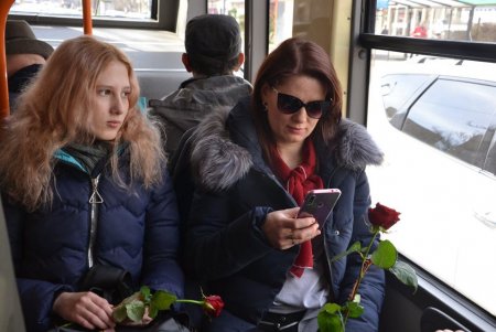 Праздник 8 марта в Одессе: концерт коммунальщиков на Дерибасовской и розы в троллейбусе (фото)