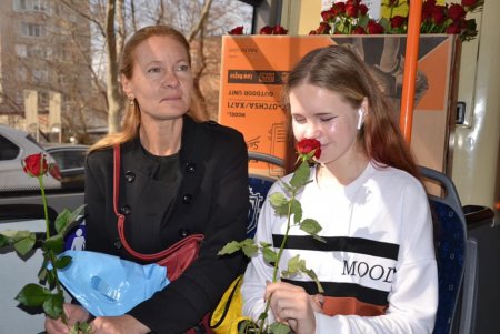 Праздник 8 марта в Одессе: концерт коммунальщиков на Дерибасовской и розы в троллейбусе (фото)