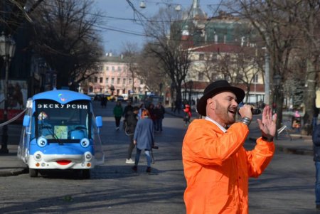 Праздник 8 марта в Одессе: концерт коммунальщиков на Дерибасовской и розы в троллейбусе (фото)