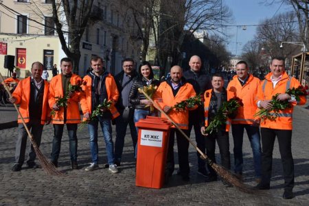 Праздник 8 марта в Одессе: концерт коммунальщиков на Дерибасовской и розы в троллейбусе (фото)