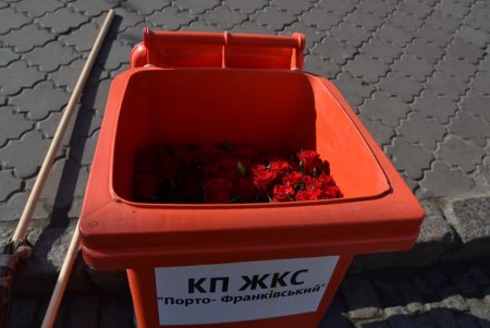 Праздник 8 марта в Одессе: концерт коммунальщиков на Дерибасовской и розы в троллейбусе (фото)