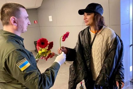 Пограничники дарили цветы пассажиркам в Одесском аэропорту (фото)