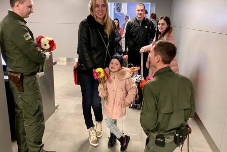 Пограничники дарили цветы пассажиркам в Одесском аэропорту (фото)