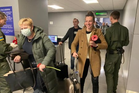 Пограничники дарили цветы пассажиркам в Одесском аэропорту (фото)
