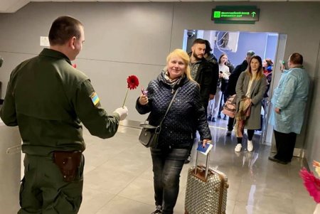 Пограничники дарили цветы пассажиркам в Одесском аэропорту (фото)