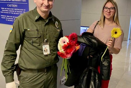 Пограничники дарили цветы пассажиркам в Одесском аэропорту (фото)
