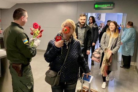 Пограничники дарили цветы пассажиркам в Одесском аэропорту (фото)