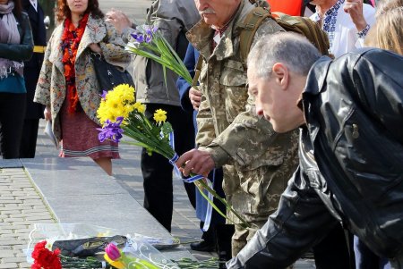 206 лет со дня рождения Кобзаря: одесситы возложили цветы к памятнику Шевченко (фоторепортаж)