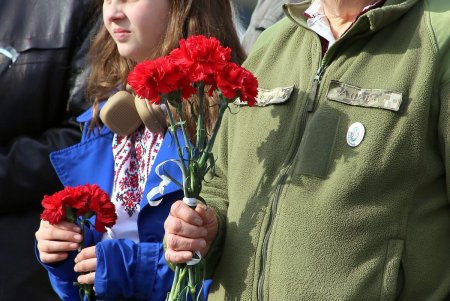 206 лет со дня рождения Кобзаря: одесситы возложили цветы к памятнику Шевченко (фоторепортаж)