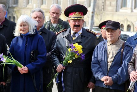 206 лет со дня рождения Кобзаря: одесситы возложили цветы к памятнику Шевченко (фоторепортаж)