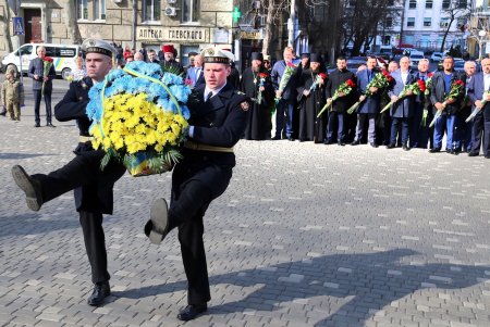 206 лет со дня рождения Кобзаря: одесситы возложили цветы к памятнику Шевченко (фоторепортаж)