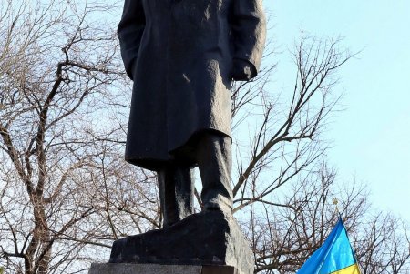 206 лет со дня рождения Кобзаря: одесситы возложили цветы к памятнику Шевченко (фоторепортаж)