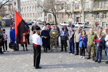 206 лет со дня рождения Кобзаря: одесситы возложили цветы к памятнику Шевченко (фоторепортаж)