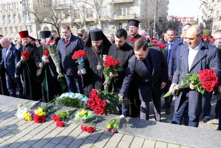 206 лет со дня рождения Кобзаря: одесситы возложили цветы к памятнику Шевченко (фоторепортаж)