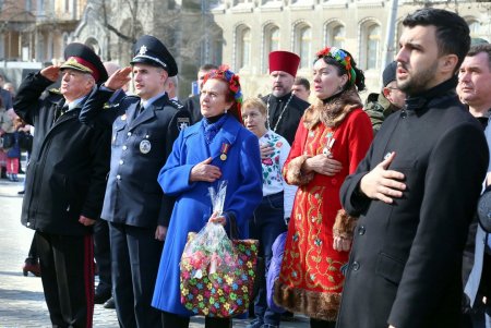 206 лет со дня рождения Кобзаря: одесситы возложили цветы к памятнику Шевченко (фоторепортаж)