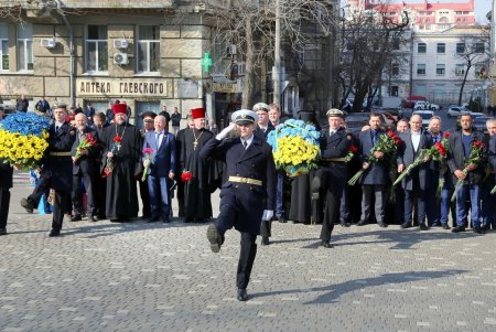206 лет со дня рождения Кобзаря: одесситы возложили цветы к памятнику Шевченко (фоторепортаж)