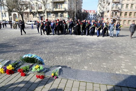 206 лет со дня рождения Кобзаря: одесситы возложили цветы к памятнику Шевченко (фоторепортаж)