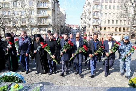 206 лет со дня рождения Кобзаря: одесситы возложили цветы к памятнику Шевченко (фоторепортаж)