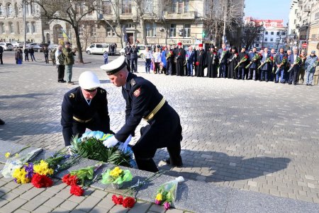 206 лет со дня рождения Кобзаря: одесситы возложили цветы к памятнику Шевченко (фоторепортаж)