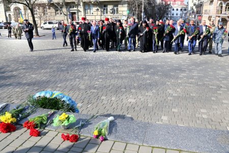 206 лет со дня рождения Кобзаря: одесситы возложили цветы к памятнику Шевченко (фоторепортаж)