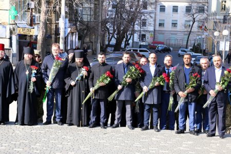 206 лет со дня рождения Кобзаря: одесситы возложили цветы к памятнику Шевченко (фоторепортаж)