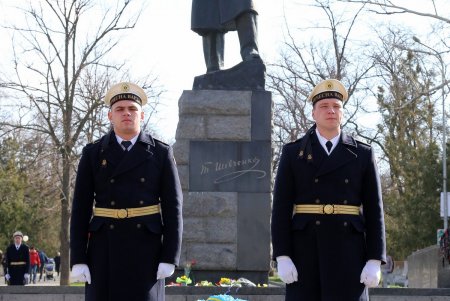 206 лет со дня рождения Кобзаря: одесситы возложили цветы к памятнику Шевченко (фоторепортаж)