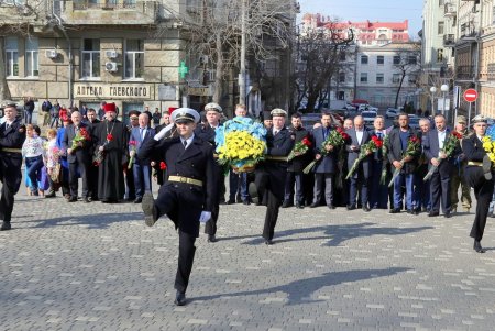 206 лет со дня рождения Кобзаря: одесситы возложили цветы к памятнику Шевченко (фоторепортаж)