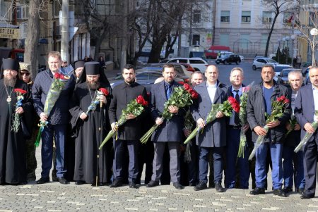 206 лет со дня рождения Кобзаря: одесситы возложили цветы к памятнику Шевченко (фоторепортаж)