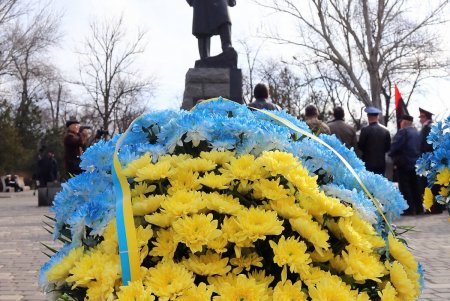 206 лет со дня рождения Кобзаря: одесситы возложили цветы к памятнику Шевченко (фоторепортаж)