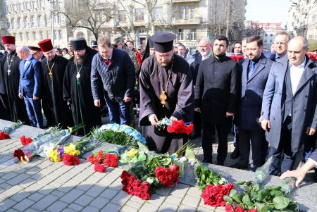 206 лет со дня рождения Кобзаря: одесситы возложили цветы к памятнику Шевченко (фоторепортаж)