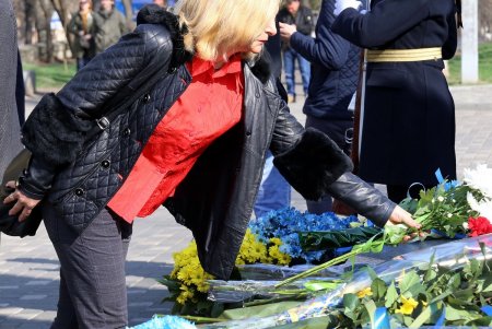 206 лет со дня рождения Кобзаря: одесситы возложили цветы к памятнику Шевченко (фоторепортаж)
