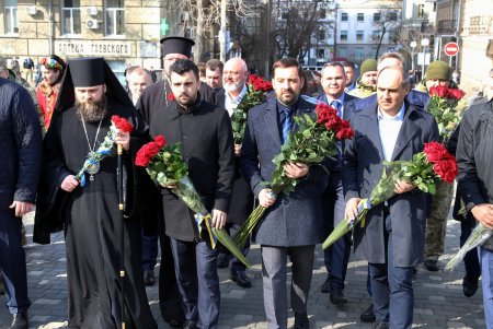 206 лет со дня рождения Кобзаря: одесситы возложили цветы к памятнику Шевченко (фоторепортаж)