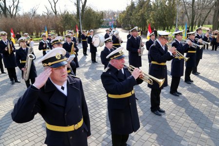 206 лет со дня рождения Кобзаря: одесситы возложили цветы к памятнику Шевченко (фоторепортаж)