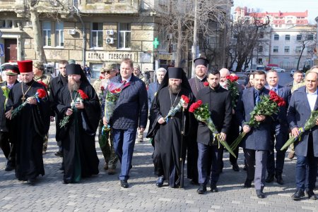 206 лет со дня рождения Кобзаря: одесситы возложили цветы к памятнику Шевченко (фоторепортаж)